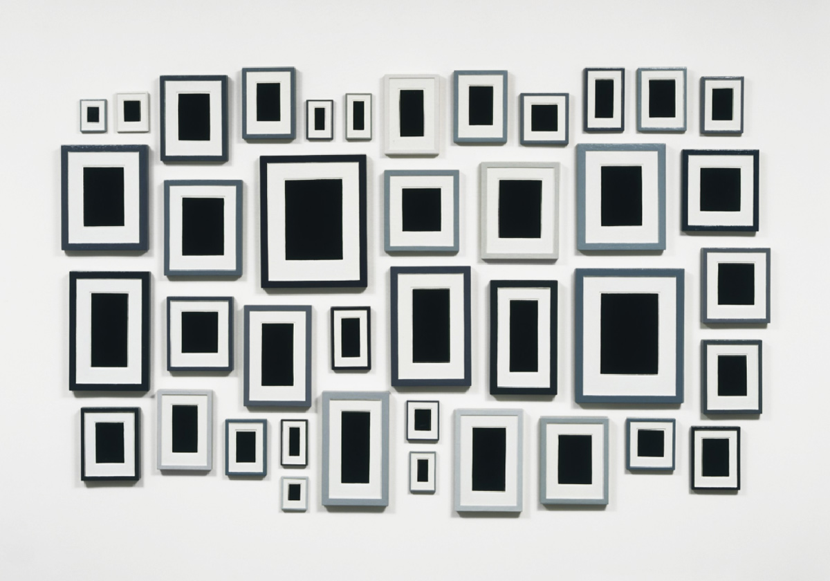 Collection de quarante substituts de plâtre | Allan McCollum | 1982 | Émail sur hydrostone coulé | Quarante panneaux allant de 12,8x10,2cm à 51,3x41,1cm au total 162,5x279,4cm | MOMA