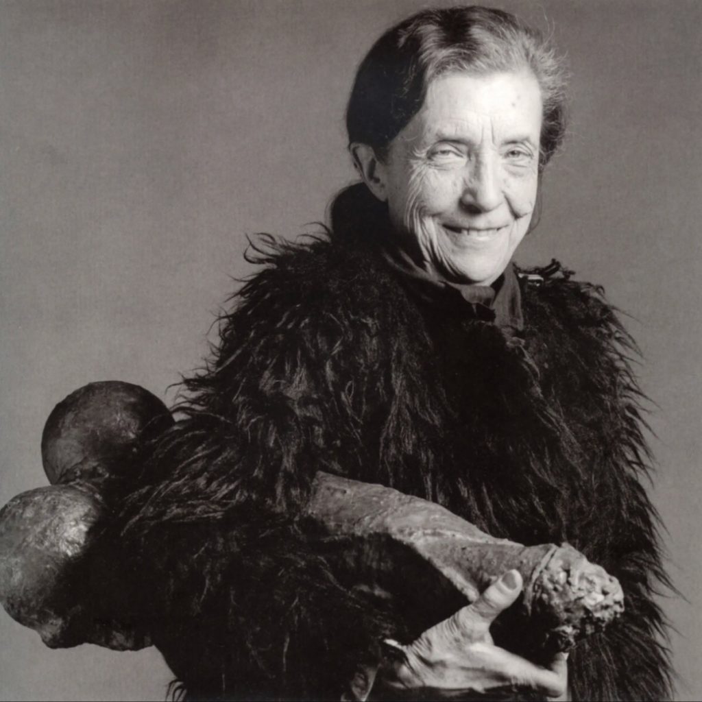 Louise Bourgeois avec sa sculpture "Fillette (1968)", photographiée par Robert Mapelthorpe en 1982