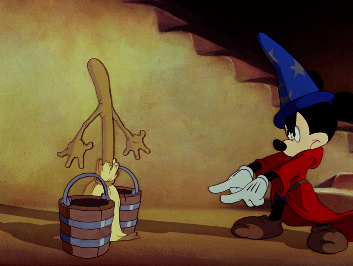 Mickey Mouse et le balais ensorcelé portant des seaux dans Fantasia 1940 Studios Walt Disney