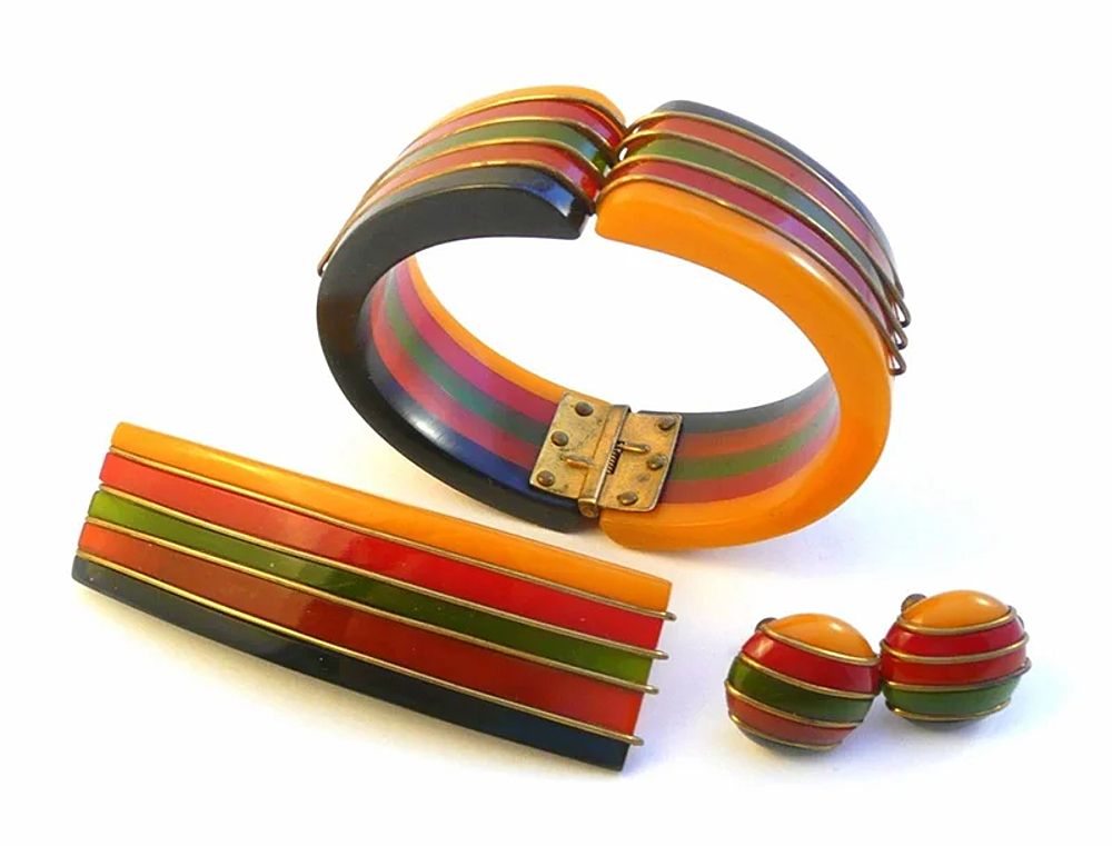 Bijoux des années 1930 en bakélite multicolore et laiton